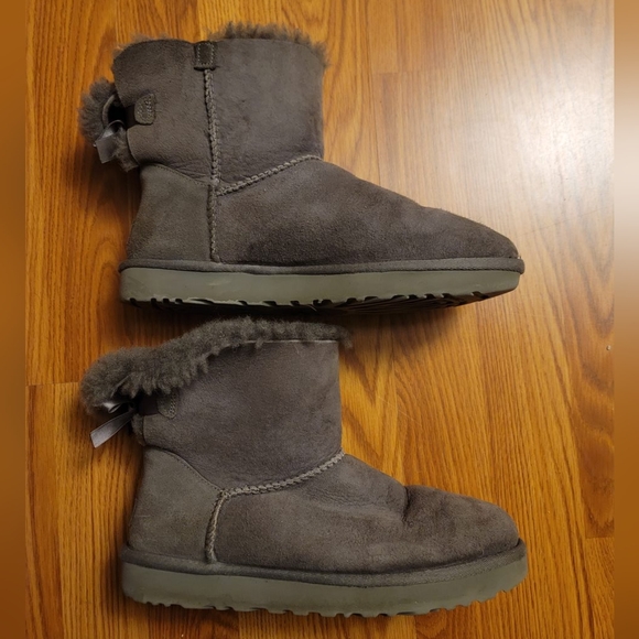 UGG Womens Mini Bailey Bow II Boot Size 9 in Grey Fair Condition - Picture 3 of 11